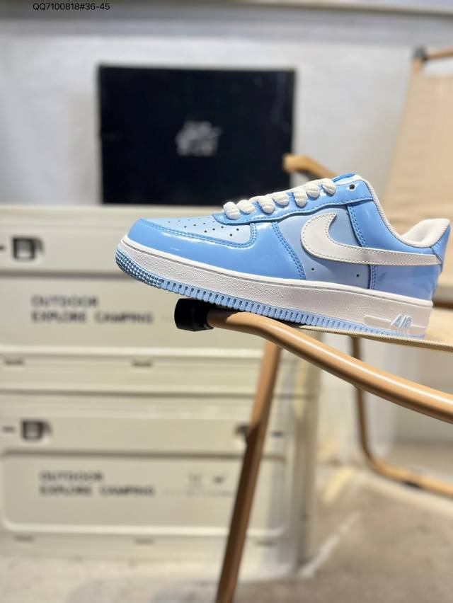 耐克 Nike Air Force 1 '07空军一号 百搭休闲运动板鞋。柔软、弹性十足的缓震性能和出色的中底设计，横跨复古与现代的外型结合，造就出风靡全球三十