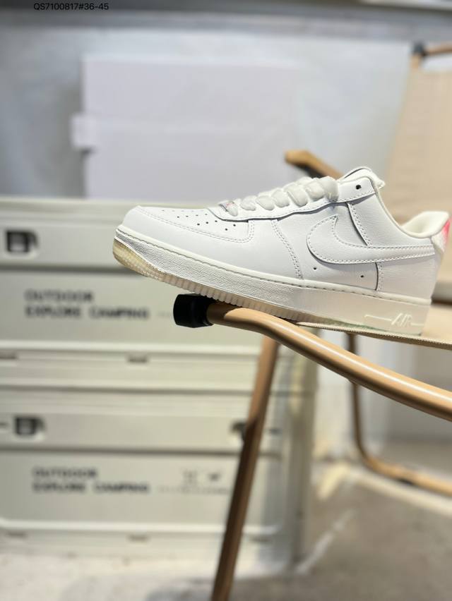 耐克 Nike Air Force 1 '07空军一号 百搭休闲运动板鞋。柔软、弹性十足的缓震性能和出色的中底设计，横跨复古与现代的外型结合，造就出风靡全球三十