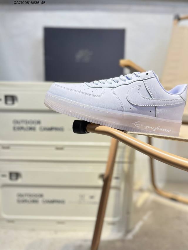 耐克 Nike Air Force 1 '07空军一号 百搭休闲运动板鞋。柔软、弹性十足的缓震性能和出色的中底设计，横跨复古与现代的外型结合，造就出风靡全球三十