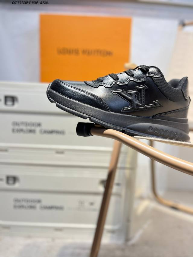 Louis Vuitton 路易威登 男女鞋配置厚实抽屉礼品鞋盒，采用荔枝纹二层牛剖革组合粒面牛剖革鞋面材质，鞋垫嵌入软脚感Eva物料，外置Tpr光泽隔色鞋底法