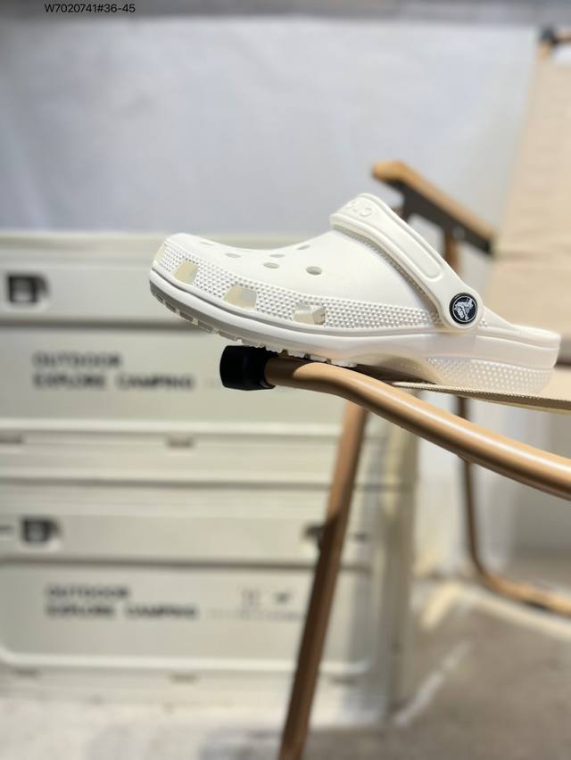 福利特价Crocs 卡骆驰 Eva 舒适轻便 洞洞鞋 凉鞋 拖鞋 时尚撞色设计，充满活力的全新系列，同时拥有复古条纹与经典Logo标志。 可调节后跟带，放前面变