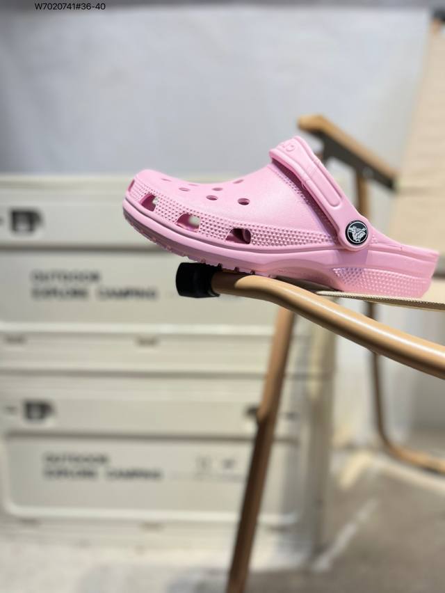 福利特价Crocs 卡骆驰 Eva 舒适轻便 洞洞鞋 凉鞋 拖鞋 时尚撞色设计，充满活力的全新系列，同时拥有复古条纹与经典Logo标志。 可调节后跟带，放前面变