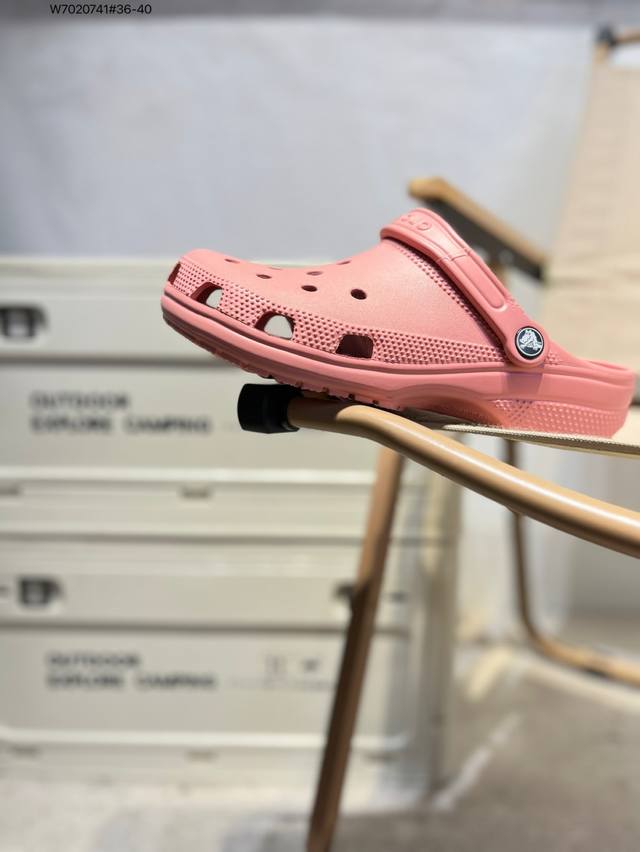 福利特价Crocs 卡骆驰 Eva 舒适轻便 洞洞鞋 凉鞋 拖鞋 时尚撞色设计，充满活力的全新系列，同时拥有复古条纹与经典Logo标志。 可调节后跟带，放前面变