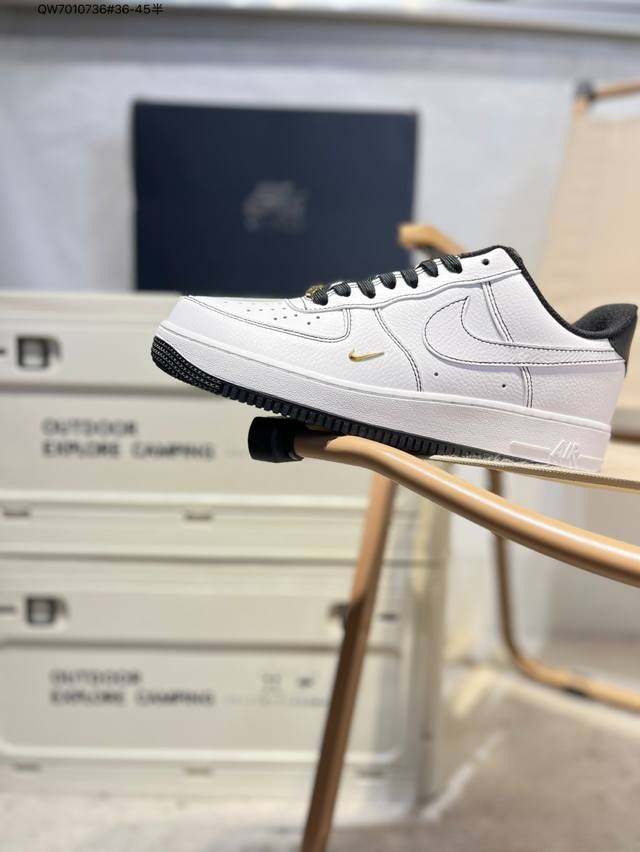 耐克 Nike Air Force 1 '07空军一号 百搭休闲运动板鞋。柔软、弹性十足的缓震性能和出色的中底设计，横跨复古与现代的外型结合，造就出风靡全球三十