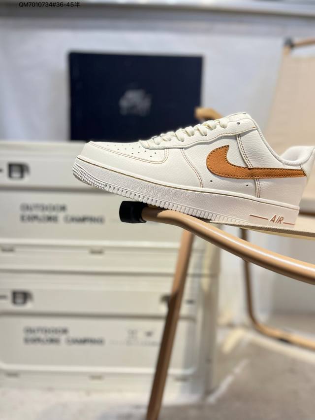 耐克 Nike Air Force 1 '07空军一号 百搭休闲运动板鞋。柔软、弹性十足的缓震性能和出色的中底设计，横跨复古与现代的外型结合，造就出风靡全球三十