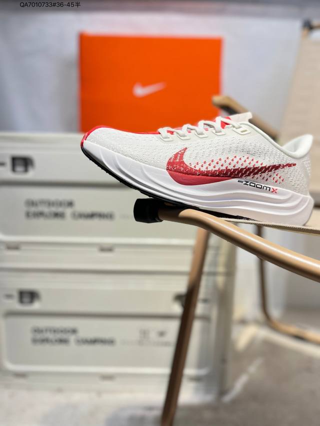 Nike Zoom Pegasus Plus 超级飞马涡轮增压马拉松慢跑鞋 Fq7262 在设计上延续了原版鞋款的经典风格，向 Pegasus Turbo 致敬