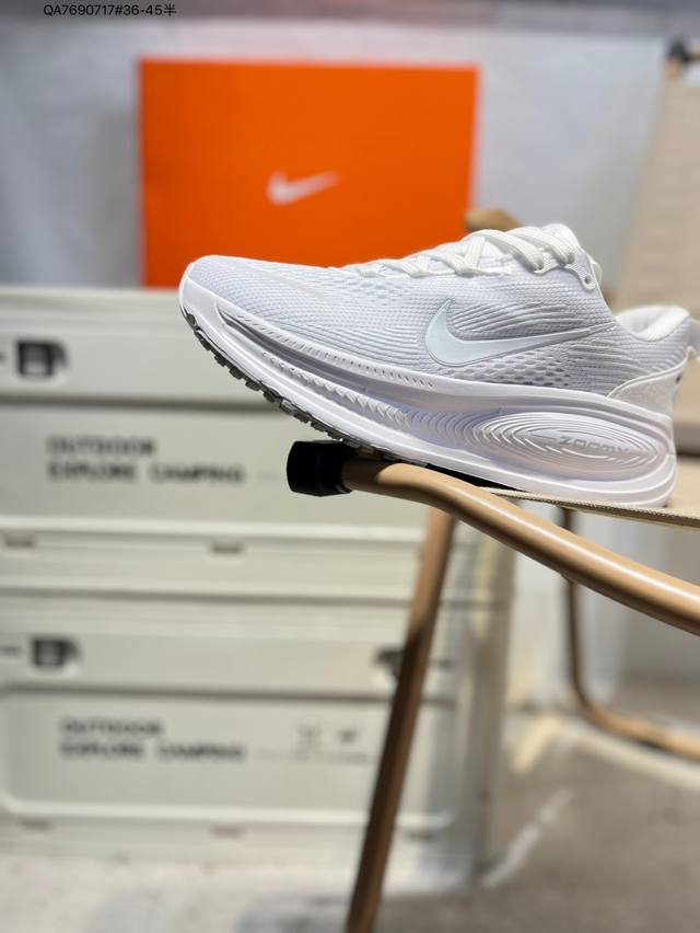 Nk Air Zoom Vomero 18 轻便舒适公路跑步鞋 质感柔软 弹力充沛 助力一路畅跑 乐享不停 厚实泡绵缔造舒适的回弹效果 铸就出色跑步表现 该鞋款