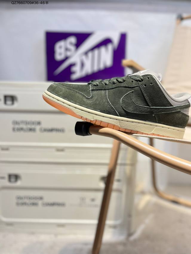 耐克Nike Dunk Low 板鞋Sb系列经典百搭休闲运动板鞋加厚鞋舌的填充，使舒适性大大提升，同时也更方便穿脱中底部分则加入了脚感柔软舒适Zoomair气垫