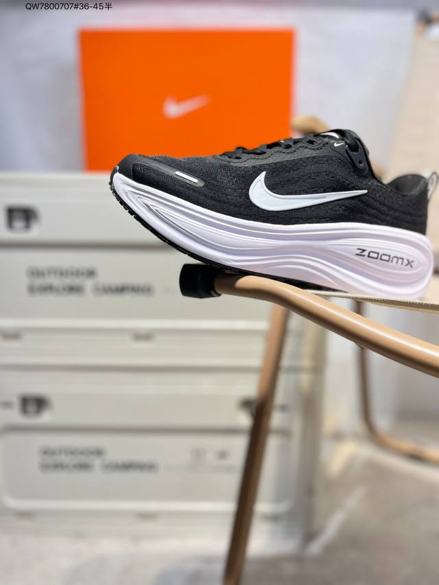 Nike Vomero Plus 时尚舒适网布防滑耐磨低帮跑步鞋男款防滑性能通过鞋底的纹路和材质增强，提高在湿滑地面的抓地力。适合在雨天或湿滑路面跑步，提供更好