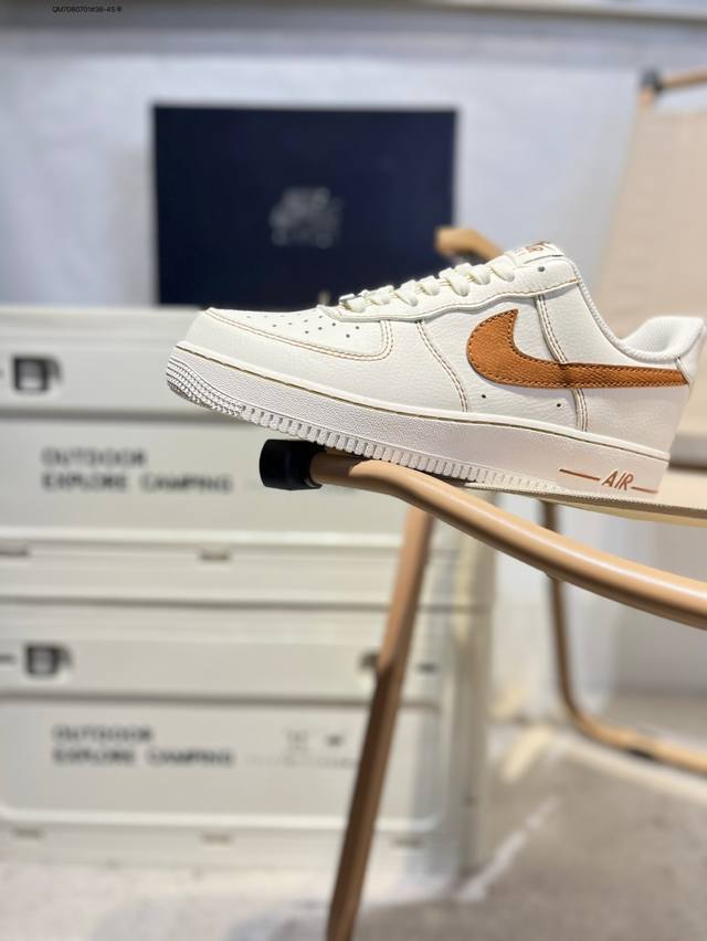 耐克 Nike Air Force 1 '07空军一号 百搭休闲运动板鞋。柔软、弹性十足的缓震性能和出色的中底设计，横跨复古与现代的外型结合，造就出风靡全球三十