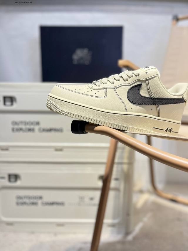 耐克 Nike Air Force 1 '07空军一号 百搭休闲运动板鞋。柔软、弹性十足的缓震性能和出色的中底设计，横跨复古与现代的外型结合，造就出风靡全球三十