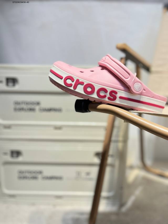 福利特价Crocs 卡骆驰 Eva 舒适轻便 洞洞鞋 凉鞋 拖鞋 时尚撞色设计，充满活力的全新系列，同时拥有复古条纹与经典Logo标志。 可调节后跟带，放前面变