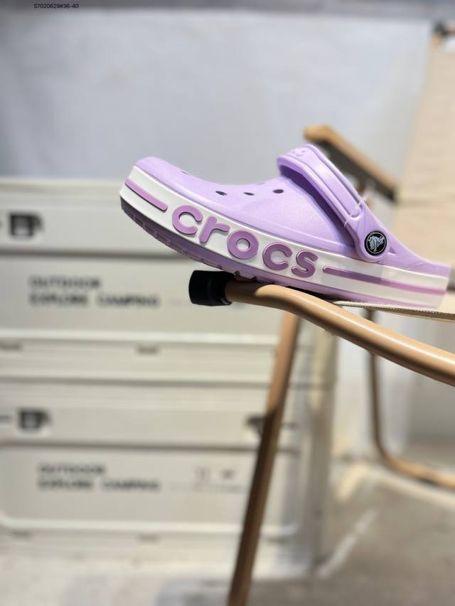福利特价Crocs 卡骆驰 Eva 舒适轻便 洞洞鞋 凉鞋 拖鞋 时尚撞色设计，充满活力的全新系列，同时拥有复古条纹与经典Logo标志。 可调节后跟带，放前面变