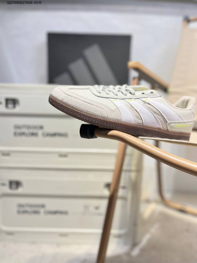 阿迪达斯Adidas Predator Freestyle 复古单品 展示高质量的工艺 带有装饰的超锁缝制和无缝的手感 柔软 柔软的皮革造型和标志性的3条纹完成