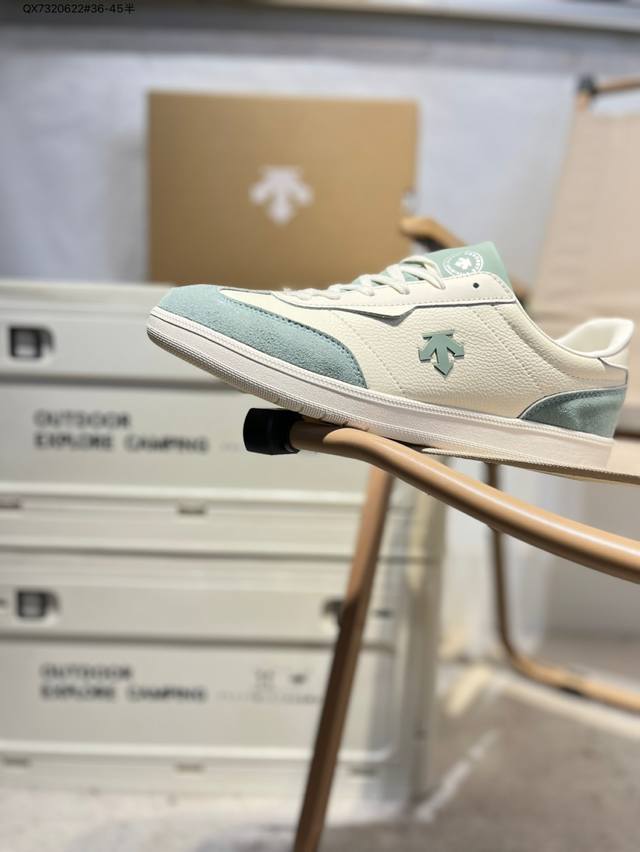 迪桑特Descente Court Sb 市面最优品质 区别市场版本 Descente 迪桑特 创立于1935年，品牌名取自法语词汇，意为“滑降”。品牌箭头标识