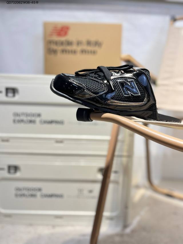New Balancemiu Miu 联名半拖 ：这双被封为“富婆快乐鞋”的联名款包头拖鞋从设计到质感 从穿搭到氛围感 通通在线联名款延续了Miumiu的“轻颓