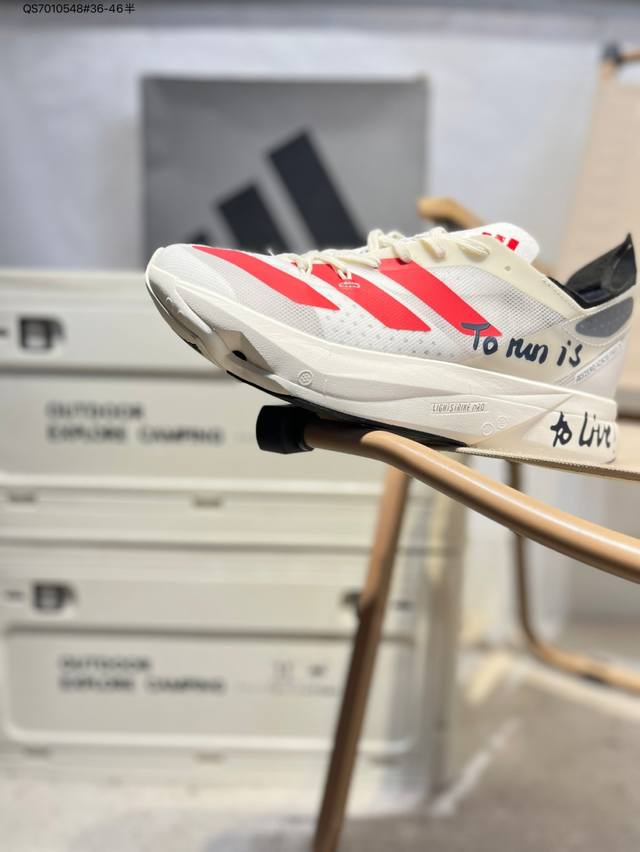Ad Adizero Adios Pro 3 马拉松竞速专业跑鞋 Celermesh针织网面非常轻薄 纤维间的缝隙很大 可以保证跑步时的透气、排汗效果 鞋舌直接