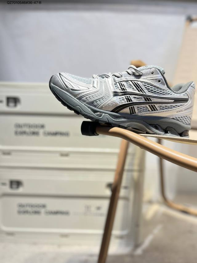 Asics Gel-Kayano 14亚瑟士经典跑鞋 如今机能风和户外风吹得正劲，便是主打“Urban Outdoor机能越野风格”，城市和户外场景都能轻松应对