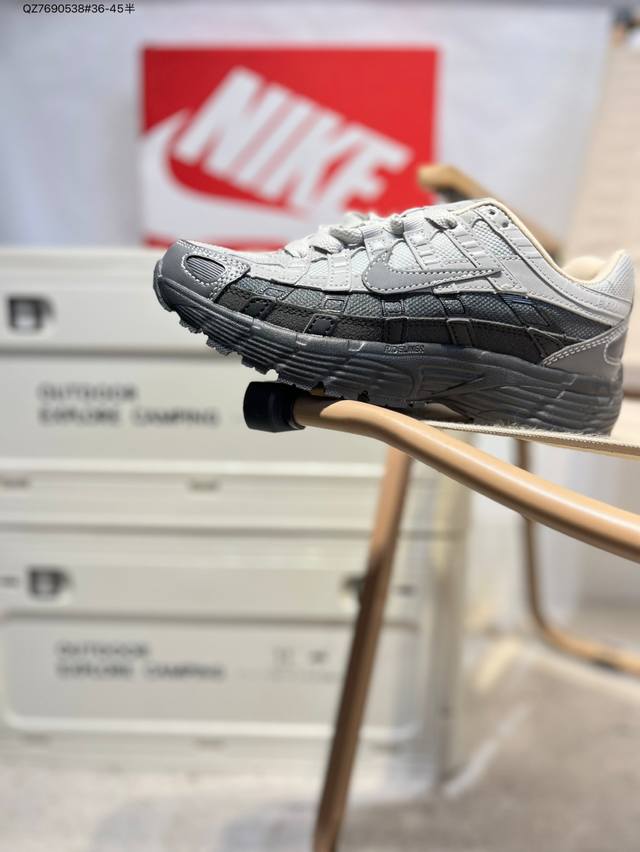 耐克 Nike P-6000 Laser Blue 复古科技个性运动老爹鞋。该鞋款鞋面采用纵横交错的覆面，重现 2000 年代跑鞋风格，同时搭配缓震鞋垫，带来舒
