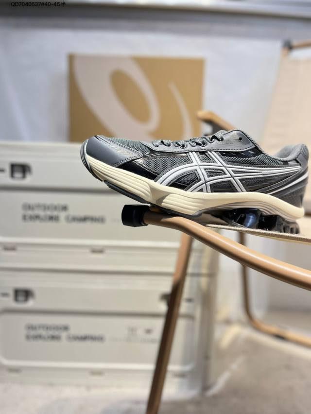 Asics Gel-Kinetic Fluent 亚瑟士经典跑鞋 如今机能风和户外风吹得正劲，便是主打“Urban Outdoor机能越野风格”，城市和户外场景