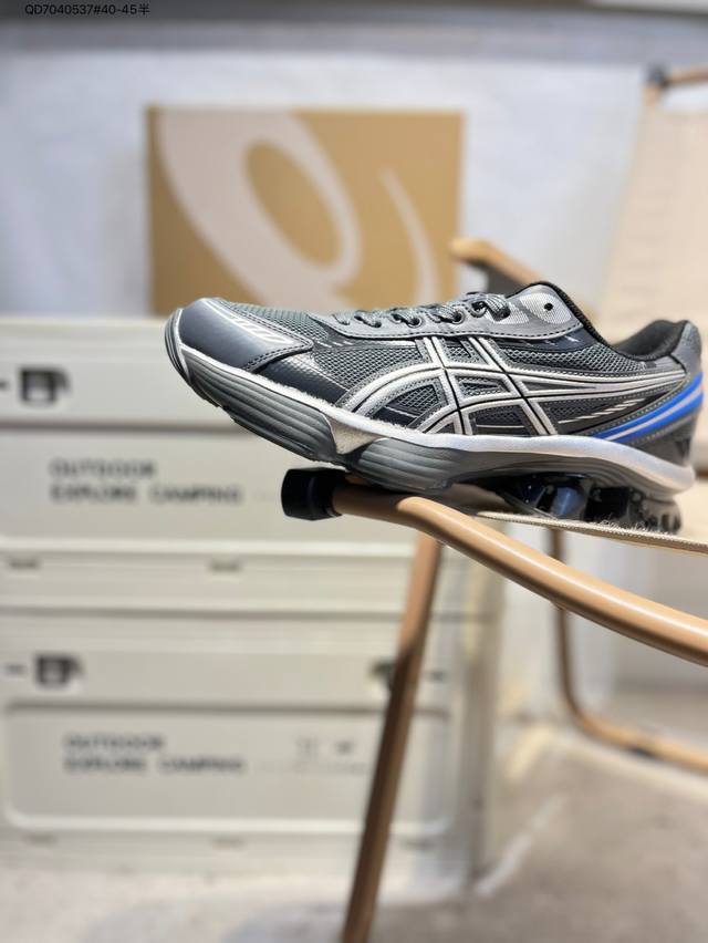 Asics Gel-Kinetic Fluent 亚瑟士经典跑鞋 如今机能风和户外风吹得正劲，便是主打“Urban Outdoor机能越野风格”，城市和户外场景