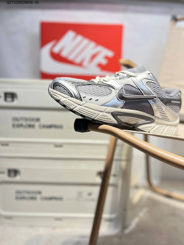 Nike V5 Rnr 舒适百搭防滑耐磨 低帮跑步鞋 舒适有型适合日常穿着该鞋款延续千禧年经典设计搭载泡绵中底厚实而轻盈匠心细节巧搭立体耐克勾标志焕新演绎复古跑