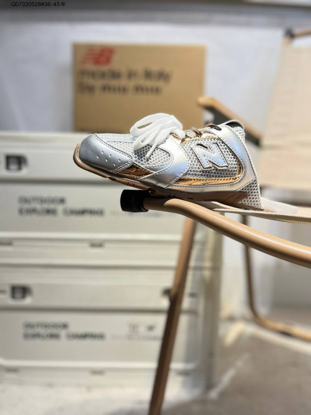 New Balancemiu Miu 联名半拖 ：这双被封为“富婆快乐鞋”的联名款包头拖鞋从设计到质感 从穿搭到氛围感 通通在线联名款延续了Miumiu的“轻颓