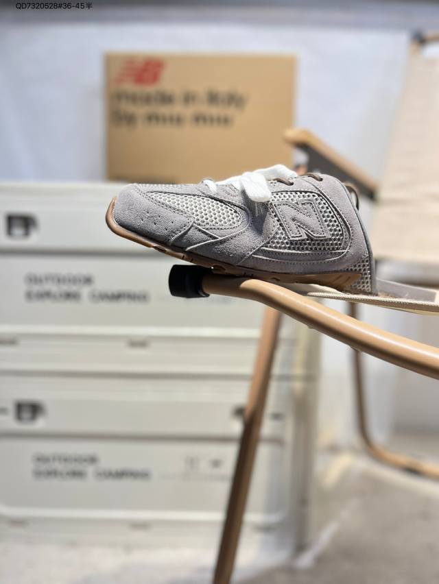 New Balancemiu Miu 联名半拖 ：这双被封为“富婆快乐鞋”的联名款包头拖鞋从设计到质感 从穿搭到氛围感 通通在线联名款延续了Miumiu的“轻颓