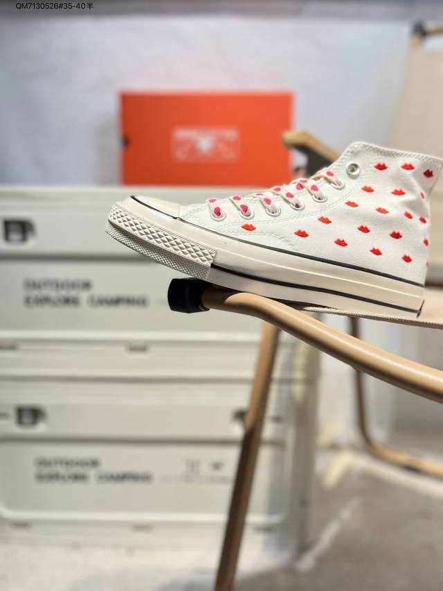 匡威新款情人节限定款 Converse 以1970S为蓝本 在鞋身呈现唇印刺绣 鞋舌内部也有Love印花 鞋底也是打破常规 用上了大家都爱的透明水晶大底拼在一起