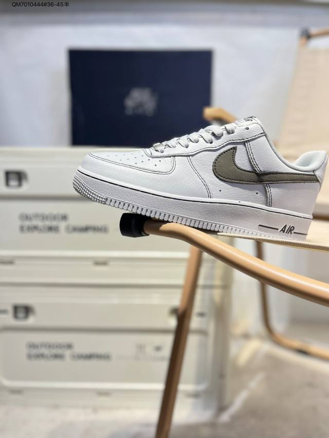 耐克 Nike Air Force 1 '07空军一号 百搭休闲运动板鞋。柔软、弹性十足的缓震性能和出色的中底设计，横跨复古与现代的外型结合，造就出风靡全球三十