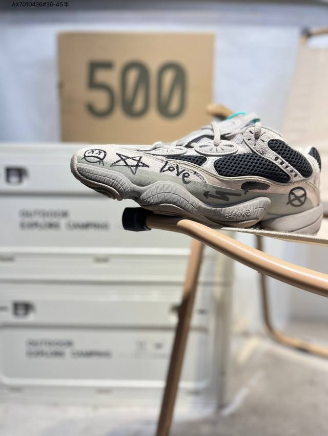 Adidas Yeezy Desert Rat 椰子500老爹鞋 原档案数据还原 100%原材 承袭Yeezy500最新设计理念， 鞋面采用皮革、麂皮和网眼三种