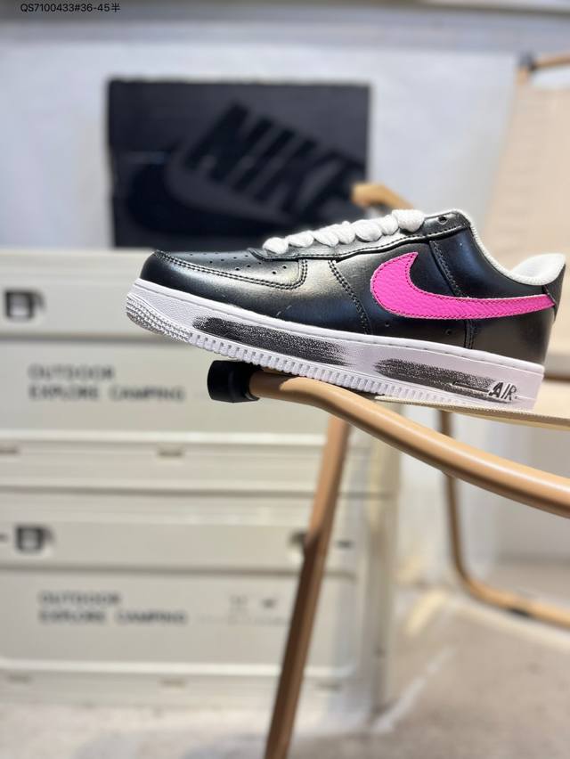 耐克 Nike Air Force 1 '07空军一号 百搭休闲运动板鞋。柔软、弹性十足的缓震性能和出色的中底设计，横跨复古与现代的外型结合，造就出风靡全球三十