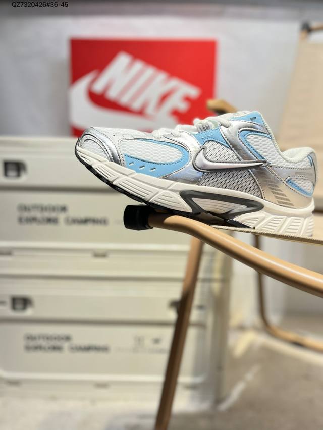 Nike V5 Rnr 舒适百搭防滑耐磨 低帮跑步鞋 舒适有型适合日常穿着该鞋款延续千禧年经典设计搭载泡绵中底厚实而轻盈匠心细节巧搭立体耐克勾标志焕新演绎复古跑