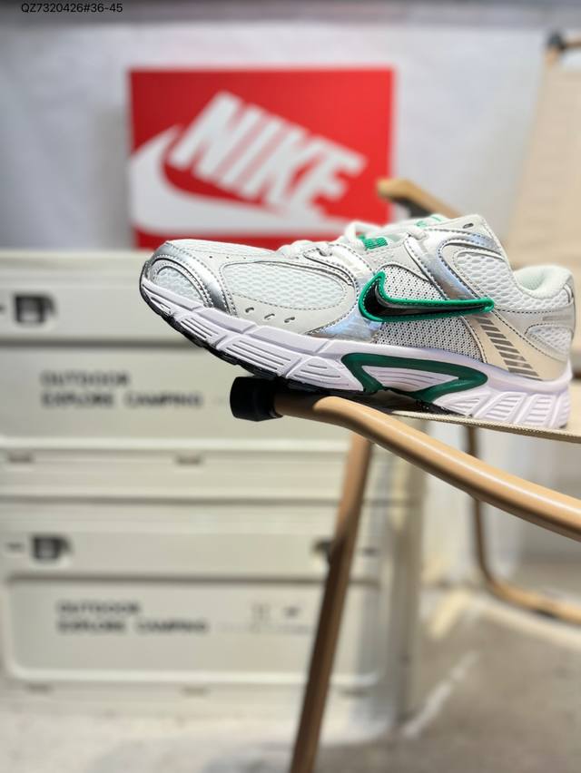 Nike V5 Rnr 舒适百搭防滑耐磨 低帮跑步鞋 舒适有型适合日常穿着该鞋款延续千禧年经典设计搭载泡绵中底厚实而轻盈匠心细节巧搭立体耐克勾标志焕新演绎复古跑
