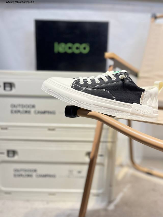 Ecco爱步男鞋轻便透气舒适耐穿 亲肤吸汗舒适内里 防滑防磨 持久干爽 简约粗绳系带 穿脱更加方便 柔韧防滑大底 鞋底立体凹槽 凹凸花纹加持 增强防滑减震性能