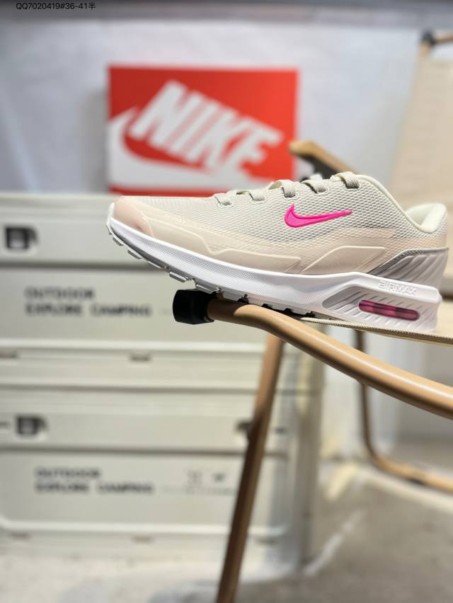 耐克 Nike Air Max Bia 新款缓震运动跑鞋 核心亮点在于其八腔气垫结构 根据不同部位设定的气压值专为行走设计 提供卓越的舒适感 鞋面的设计让人联想