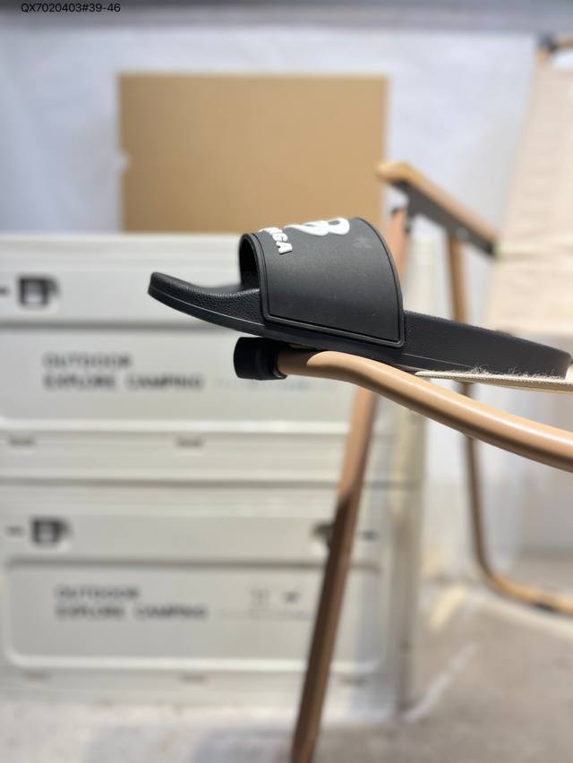 Balenciaga 巴黎世家拖鞋 2025最新版印花 潮流到没边 原鞋购入开发 官方正确版 原装级头层牛皮 1:1裁剪 鞋面3D打印Logo 凹凸感明显 原版
