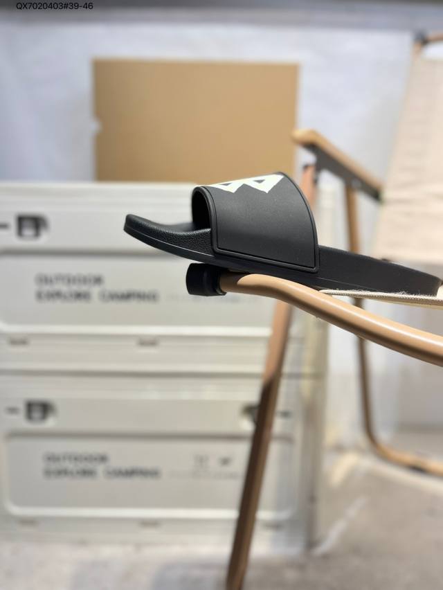 Balenciaga 巴黎世家拖鞋 2025最新版印花 潮流到没边 原鞋购入开发 官方正确版 原装级头层牛皮 1:1裁剪 鞋面3D打印Logo 凹凸感明显 原版