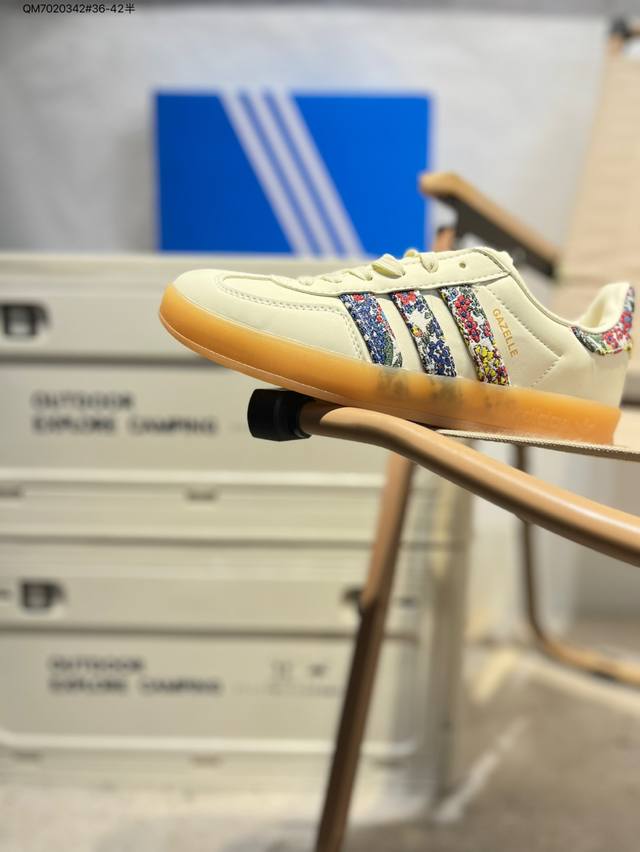 Adidas 阿迪达斯 德训系列 男女鞋半码制，升级原楦开发版型，采用翻毛皮鞋面材质，内环保海玻璃鞋垫，外置Rb橡胶大底将复古进行到底，阿迪达斯Adidas G