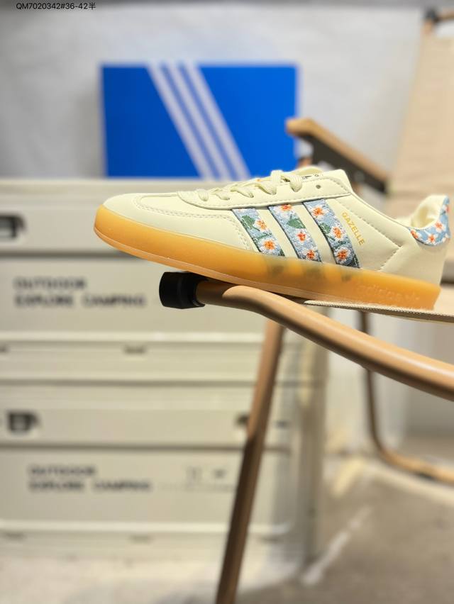 Adidas 阿迪达斯 德训系列 男女鞋半码制，升级原楦开发版型，采用翻毛皮鞋面材质，内环保海玻璃鞋垫，外置Rb橡胶大底将复古进行到底，阿迪达斯Adidas G
