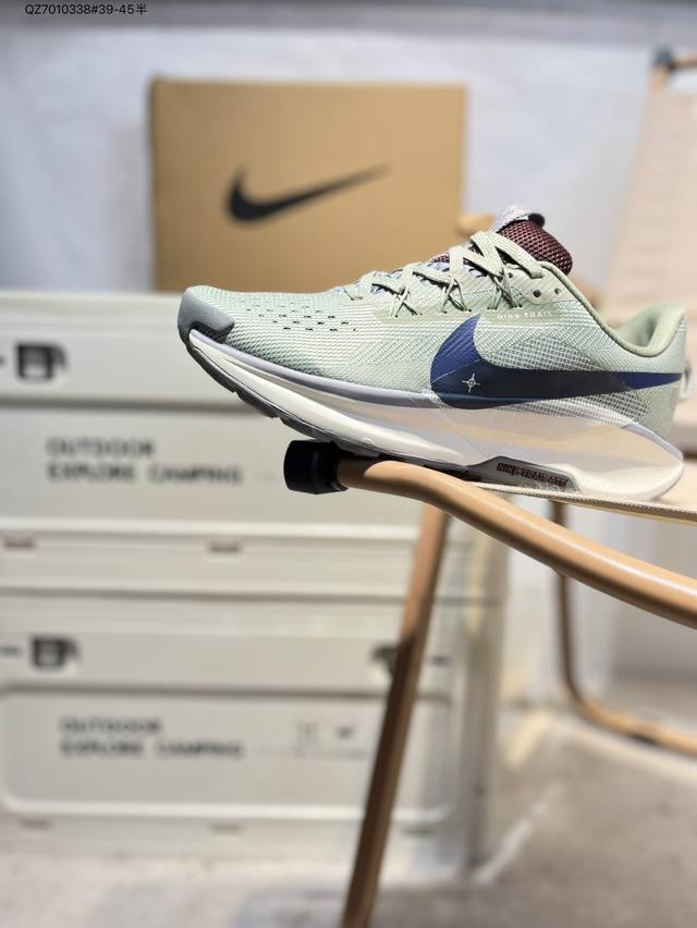 Nike Reactx Pegasus Trail 5 Next Nature 越野跑步鞋 登月兼顾迅疾外观和稳固脚感 后跟覆面和中足动态支撑巧妙融合 缔造稳定