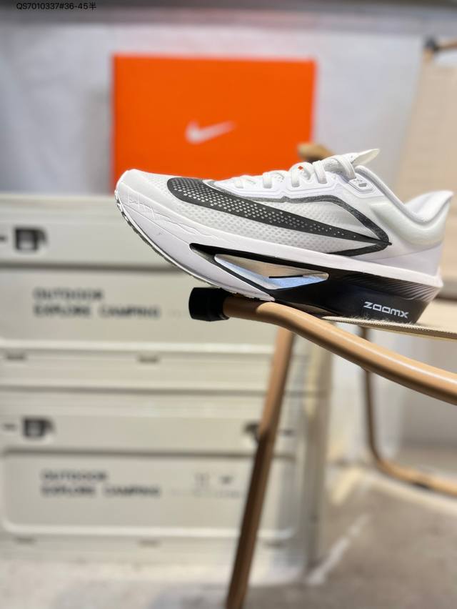 Nike耐克 Zoom Fly 6 马拉松运动缓震跑步鞋！ 保留经典马拉松鞋款造型双层材质鞋面飞线编织 网纱附面 兼顾包裹感以及透气性带来最佳的专业级跑鞋体验！