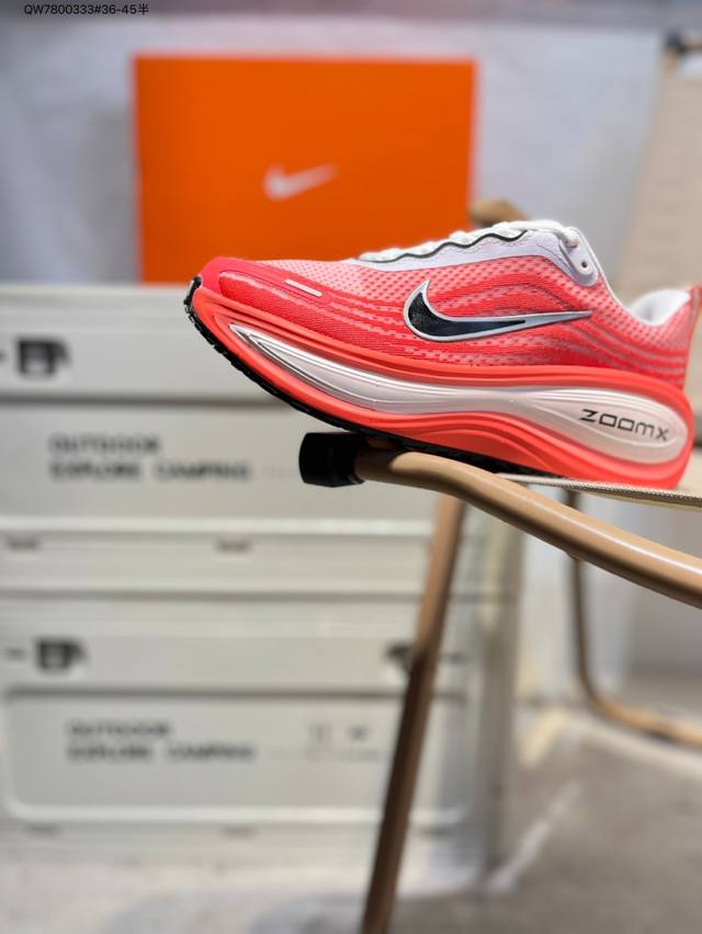 Nike Vomero Plus 时尚舒适网布防滑耐磨低帮跑步鞋男款防滑性能通过鞋底的纹路和材质增强，提高在湿滑地面的抓地力。适合在雨天或湿滑路面跑步，提供更好