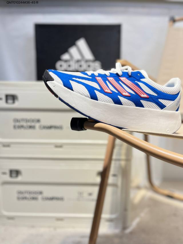 原 版本工厂P清仓特价阿迪达斯Adidas Adizero Aruku 的全新跑鞋浮现网络，以永动机为灵感的前卫造型，以及时下流行的厚底设定 黑、白、红三色的撞