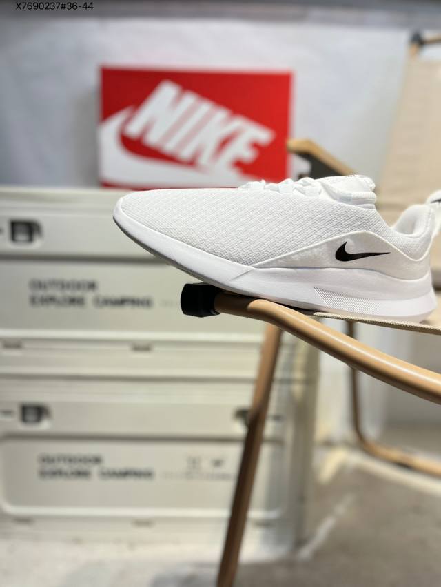 Nike Viale 耐克网面轻便舒适透气运动休闲跑步鞋。设计灵感源自马拉松跑步鞋，带来格外轻盈的脚感，以现代手法诠释快速理念。轻盈网眼鞋面结合合成材质翻毛皮，