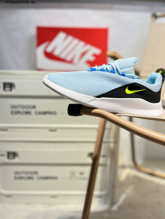 Nike Viale 耐克网面轻便舒适透气运动休闲跑步鞋。设计灵感源自马拉松跑步鞋，带来格外轻盈的脚感，以现代手法诠释快速理念。轻盈网眼鞋面结合合成材质翻毛皮，