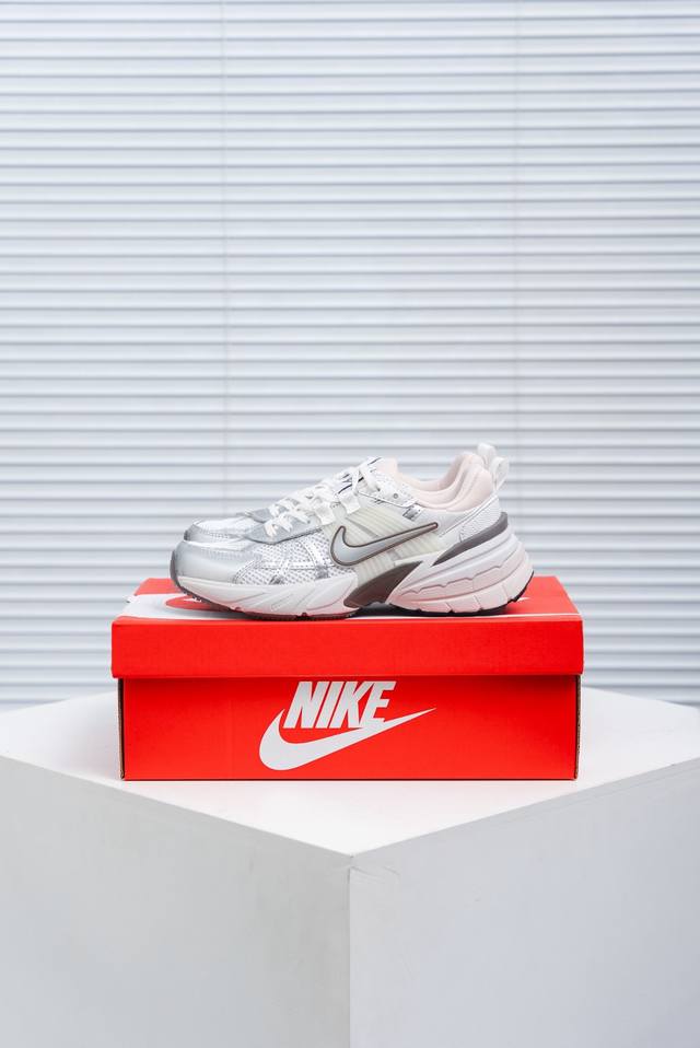 核心私 Nike V2K Run 减震防滑复古低帮跑步鞋 材质上使用大面积网眼 皮革 Tpu 组成 支撑和透气性肯定不错 中底处由 Cushlon 泡绵打造 保