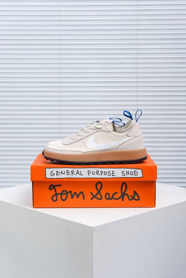 核心私 Tom Sachs X Nk General Purpose Shoe 联名款 简约风休闲鞋 此款耐用的翻毛皮和加固网眼布构成了这双鞋的整体鞋面，上面印