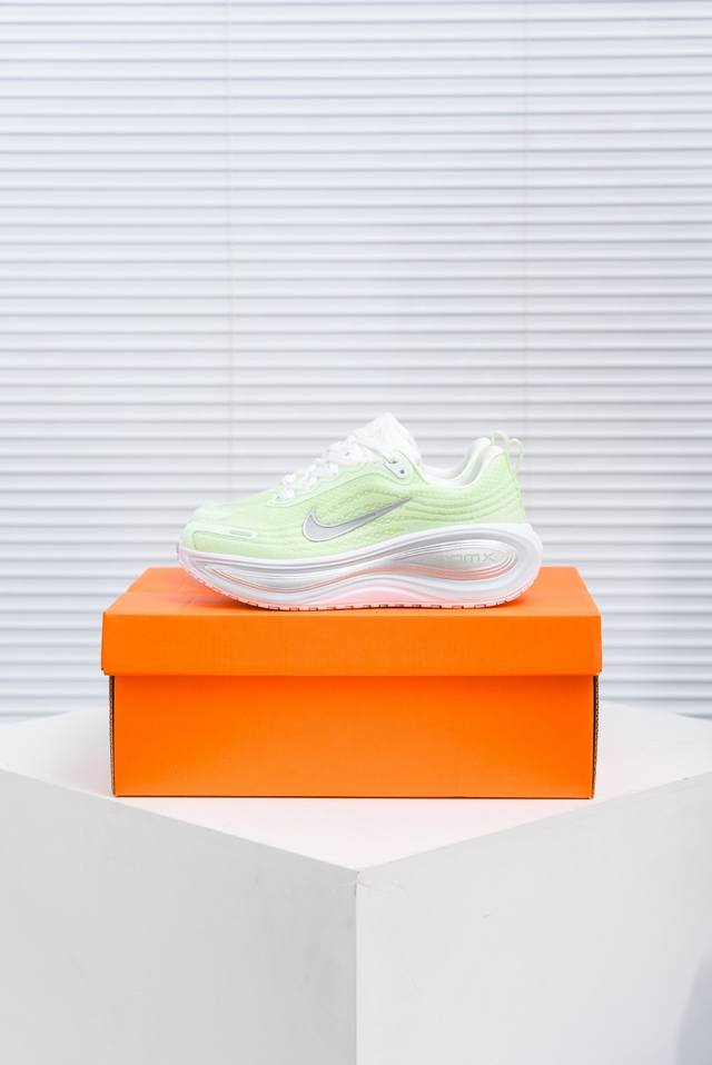 核心私 Nike Vomero Plus 耐克 舒适减震防滑 低帮跑步鞋 全掌Reactx泡绵中底 前掌和后跟还配备了Air Zoom气垫单元 据说跑起来更快更