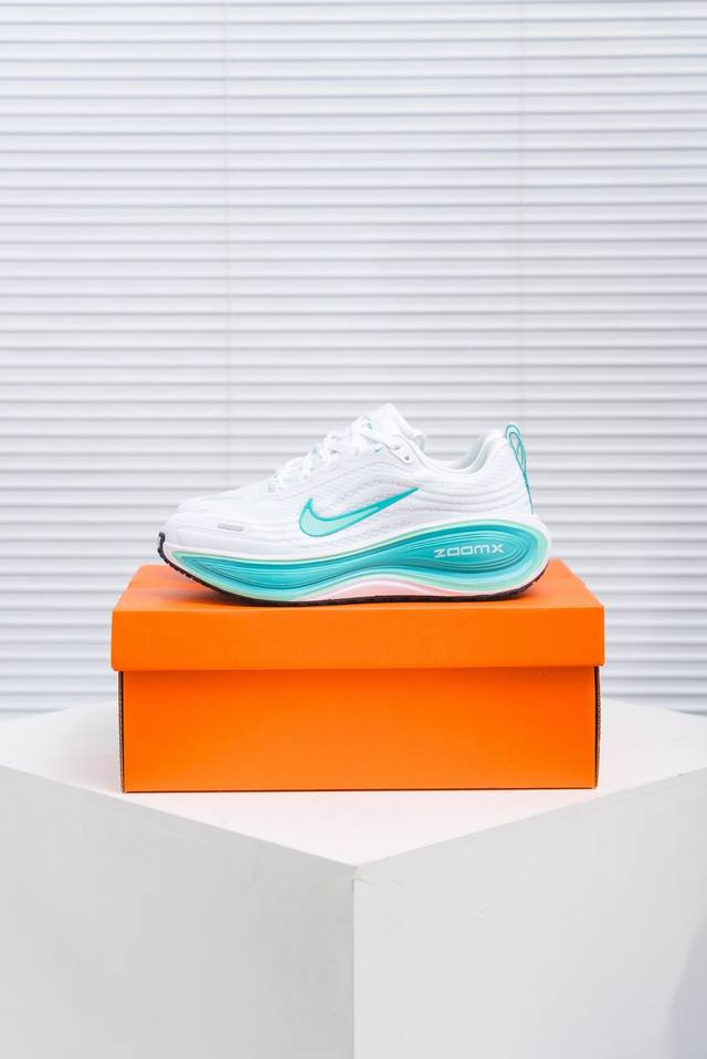 核心私 Nike Vomero Plus 耐克 舒适减震防滑 低帮跑步鞋 全掌Reactx泡绵中底 前掌和后跟还配备了Air Zoom气垫单元 据说跑起来更快更